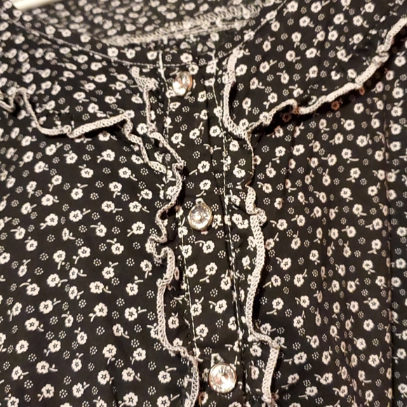 Womens floral sleeveless top with jeweled buttons - Picture 3 of 5